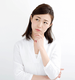 悩む女性